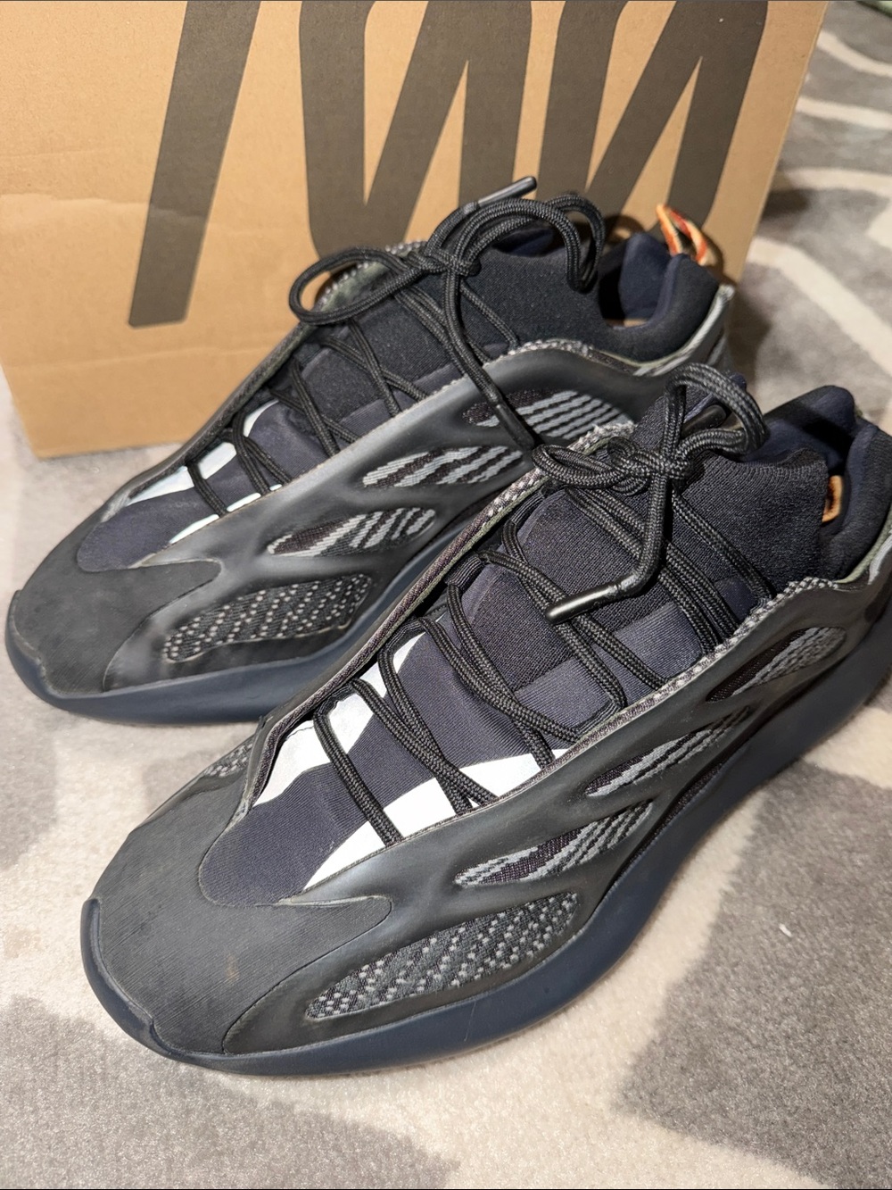 Men’s sz 11 Yeezy 700 w/box
